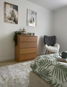 杰尔吉斯Villa Sara的一间卧室配有梳妆台、一张床和椅子
