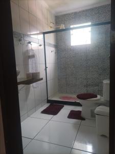 大伊瓜巴Estrela de Iguaba的带淋浴和卫生间的浴室。