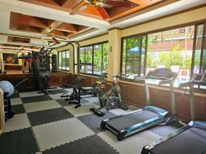 芭东海滩Patong Central Residence and Apartment的健身房,配有跑步机和健身器材