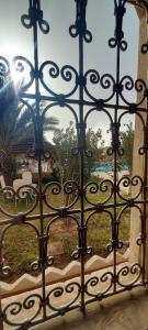 姆哈米德Sbai Palace的铁门,享有花园景色