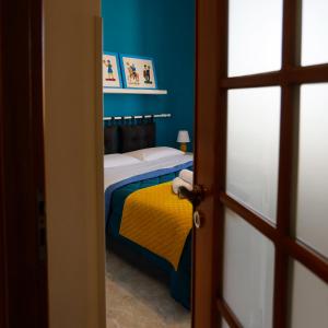 巴勒莫Biddizzi的一间卧室配有一张黄色毯子床