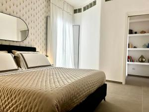 巴里Via Dante Luxury Home的一间卧室配有一张大床和镜子
