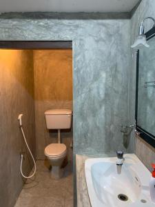 尼甘布Ceylon Glory Hostel的一间带卫生间和水槽的浴室