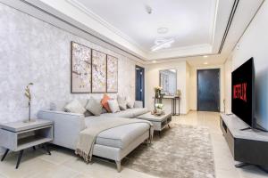 迪拜3 Bedroom Luxurious Lake View Apartment的带沙发和电视的客厅