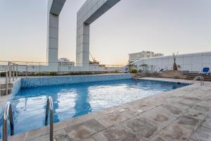 迪拜3 Bedroom Luxurious Lake View Apartment的建筑物屋顶上的游泳池