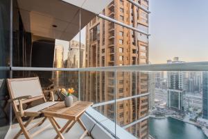 迪拜3 Bedroom Luxurious Lake View Apartment的市景阳台配有桌子