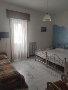 萨尔维B&B Il Cedro的一间卧室设有一张床和一个窗口