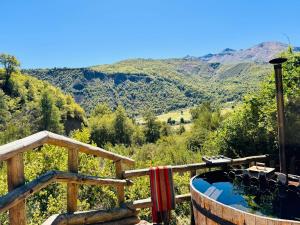 科尔文Cabañas con tinajas calientes en Parque Guaiquivilo的山地热水浴池