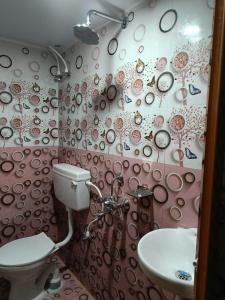 JHARANA GUEST HOUSE的一间浴室