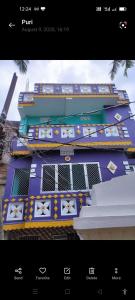 普里JHARANA GUEST HOUSE的一张蓝色建筑的照片