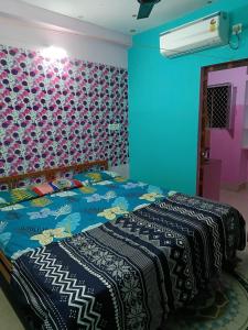 JHARANA GUEST HOUSE客房内的一张或多张床位