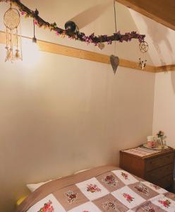 TingsrydSkrattande Ko的一间卧室配有床和鲜花梳妆台
