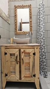 拉斯彭尼塔斯Mano a Mano Eco Hostal的一间带水槽和镜子的浴室