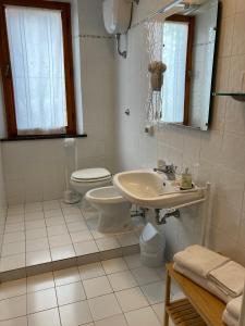 圣吉米纳诺Casa Milena的白色的浴室设有水槽和卫生间。