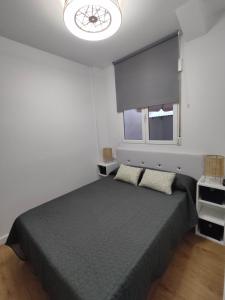 瓦伦西亚benimaclet delux3的一间卧室设有一张床和一个大窗户