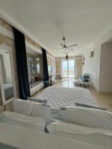 塔巴卡Dar Daniella - Small Design Luxury Hotel的一间大卧室,配有一张床和一个吊扇