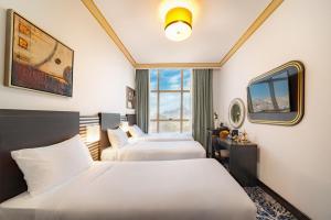 麦加阿尔基斯瓦大厦酒店的酒店客房设有三张床和电视。