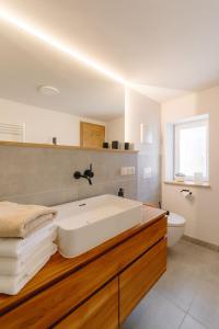 NeudorfBerghaisl Neudorf的浴室配有白色水槽和卫生间。