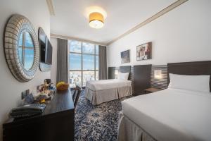 麦加阿尔基斯瓦大厦酒店的酒店客房,设有两张床和镜子