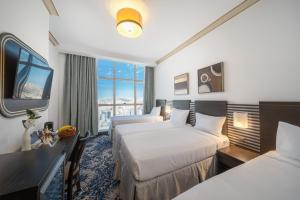 麦加阿尔基斯瓦大厦酒店的酒店客房设有两张床和电视。