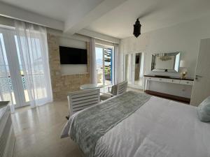 塔巴卡Dar Daniella - Small Design Luxury Hotel的一间大卧室,配有一张大床和一张书桌