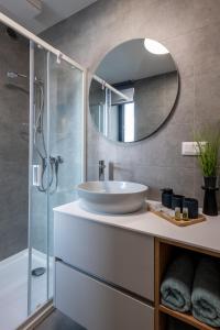 班斯卡-比斯特里察Apartment EDIAS ONE的一间带水槽和镜子的浴室