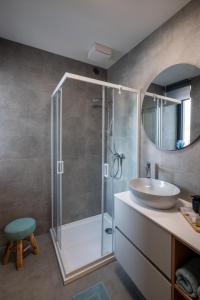 班斯卡-比斯特里察Apartment EDIAS ONE的一间带水槽和淋浴的浴室
