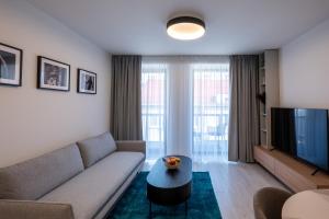 班斯卡-比斯特里察Apartment EDIAS ONE的带沙发和电视的客厅