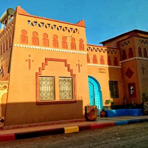 梅尔祖卡Riad Hassi Labied Merzouga的一面有窗户的建筑