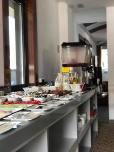 萨拉热窝New Hotel的餐厅提供的自助餐,供应多种食物