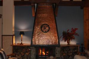 莫略卡里克索酒店的壁炉上有一个钟