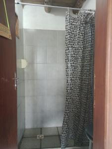 维奥康德马奥Gran Camping Cabanas da Fazenda的浴室内配有淋浴帘。
