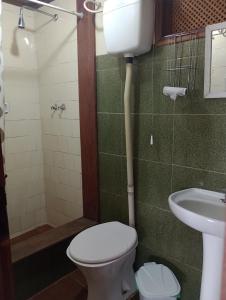 维奥康德马奥Gran Camping Cabanas da Fazenda的一间带卫生间和水槽的浴室