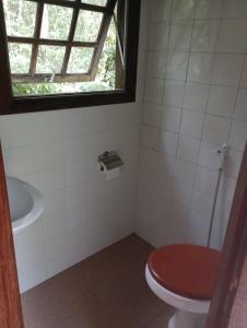 维奥康德马奥Gran Camping Cabanas da Fazenda的一间带卫生间、水槽和窗户的浴室