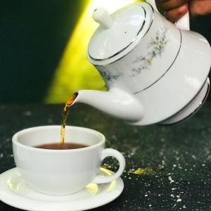 卡图纳耶克Marian Villa的茶壶倒咖啡在桌子上杯杯