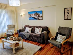 波图加莱特Apartamento Portugalete Gran Bilbao 3 dormitorios - 3 bedrooms的客厅配有沙发和两把椅子