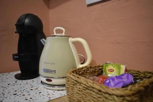 森格莱阿Cosy Apartment in Senglea的茶壶在柜台的篮子里