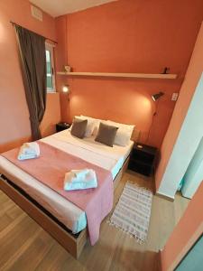 森格莱阿Cosy Apartment in Senglea的一间卧室配有一张床,上面有两条毛巾