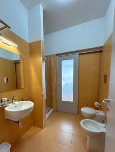 坎波巴索Puzzle Rooms的浴室设有2个卫生间和水槽