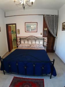 斯菲拉卡瓦洛B&b La Palma的一间位于客房内的蓝色床卧室