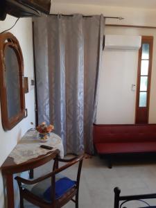 斯菲拉卡瓦洛B&b La Palma的客房设有桌子、椅子和窗户。
