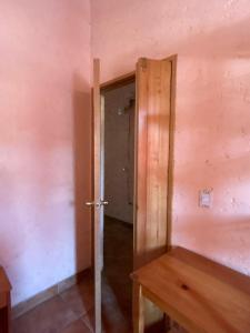 科万CasaDolomiti Coban Guest House的一间空房间,设有门和木桌