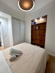 昂蒂布Vieil Antibes Apartment with AC 320m from Beach的一间卧室配有一张床,上面有两条毛巾