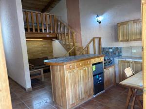 科万CasaDolomiti Coban Guest House的一间厨房,内设柜台和楼梯