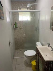 巴拉那州蓬塔尔Casa em Pontal do Paraná的带淋浴、卫生间和盥洗盆的浴室