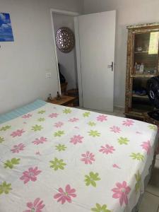 巴拉那州蓬塔尔Casa em Pontal do Paraná的一间卧室,床上放着鲜花