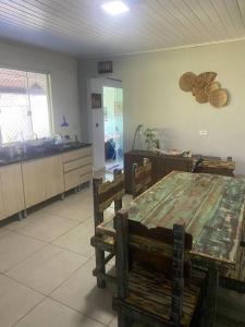 巴拉那州蓬塔尔Casa em Pontal do Paraná的一间厨房,内设一张木桌