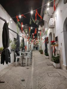 曼弗雷多尼亚Adelmarì Casa Vacanze的一条配有桌椅和灯的小巷