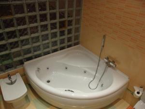 乌马内斯-德马德里拉乌尼翁酒店的带浴缸的浴室和卫生间