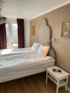 勒托普Villa Högby的一间卧室配有一张带床头板和桌子的床